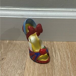 Snow white shoe ornament